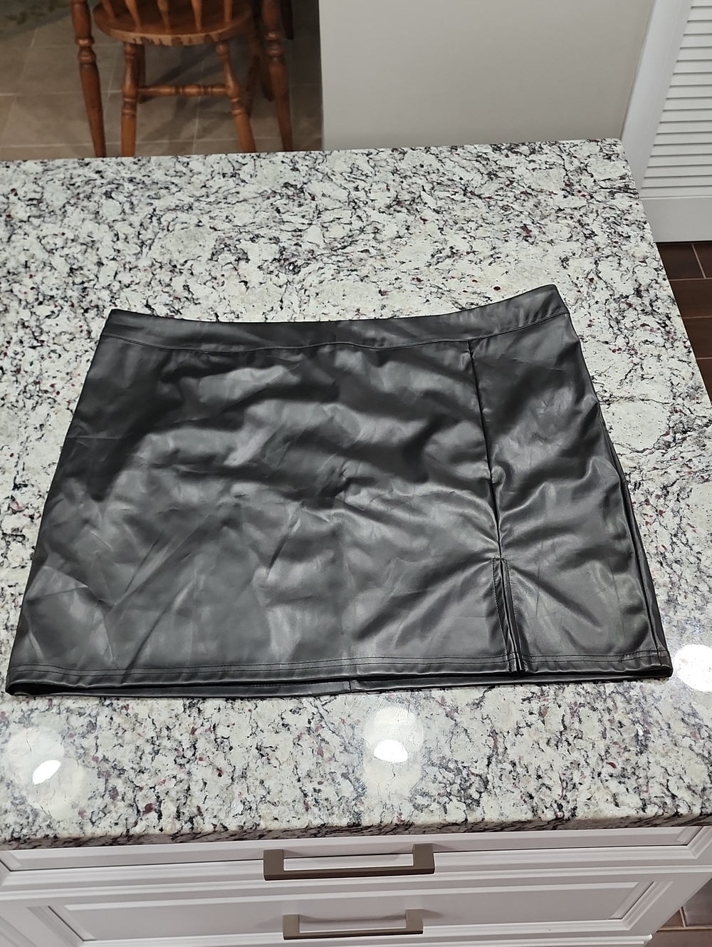 SHEIN Curve 4XL Black Faux Leather Mini Skirt Front-side Slit, Side Zip Closure